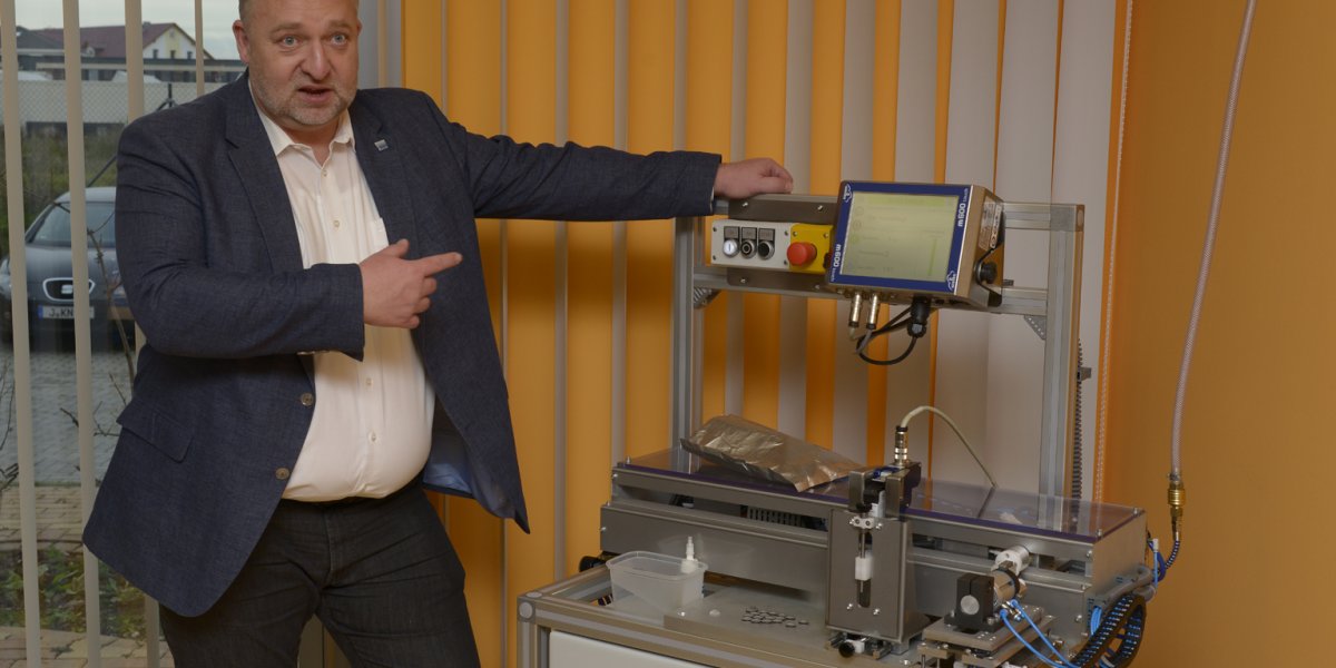 Maschine zur Randschwärzung von Optiken